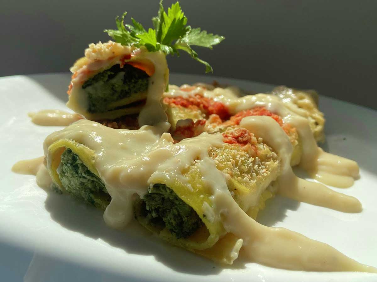 Primo piano cannelloni vegani nel piatto