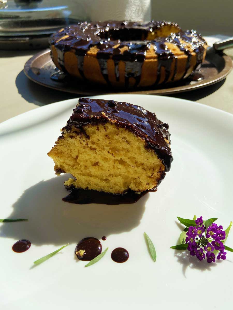 Primo piano fetta di ciambellone vegano sul piatto