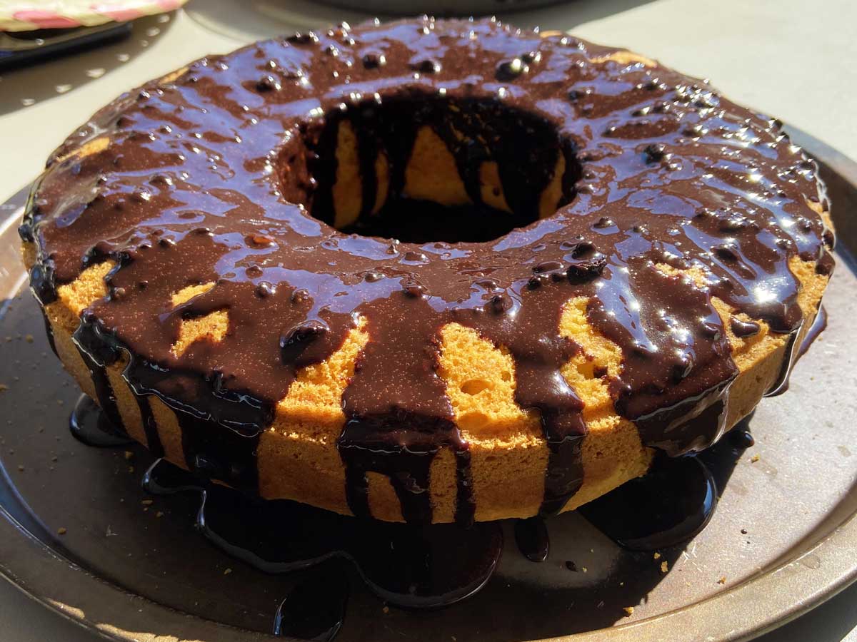 Ciambellone coperto di latte condensato vegano al cioccolato visto dall'alto