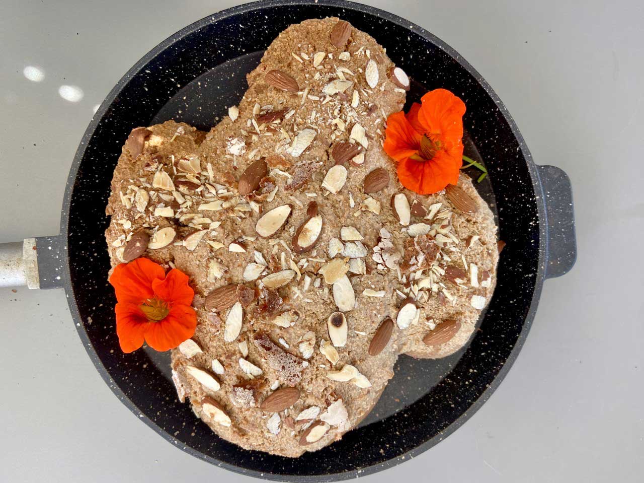 Primo piano della Colomba pasquale appena sfornata