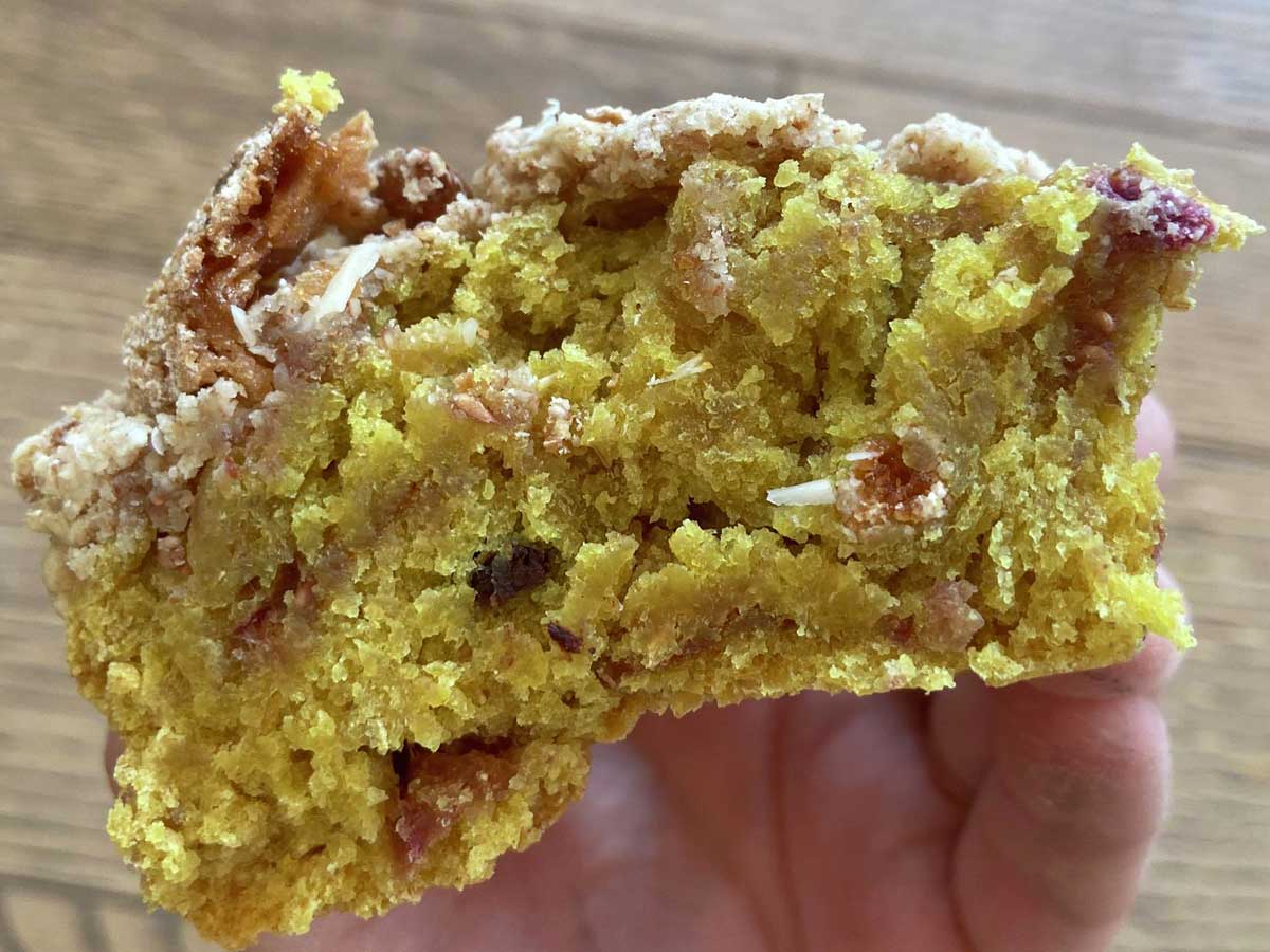 Primissimo piano di una fetta di Colomba pasquale