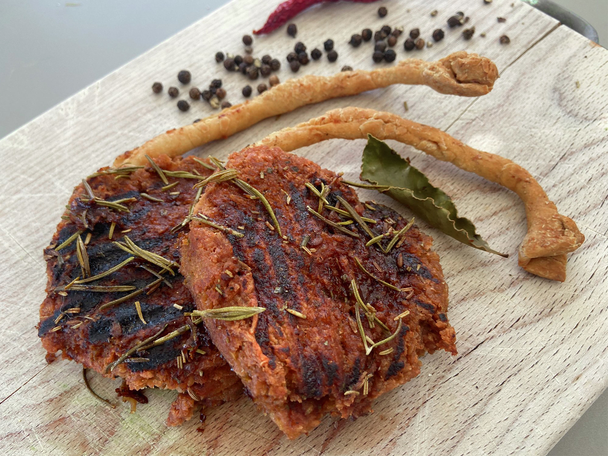 Due costolette vegane pronte su di un tagliere