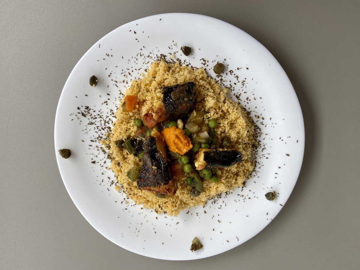 Piatto di Cous Cous di pesce vegano visto dall'alto