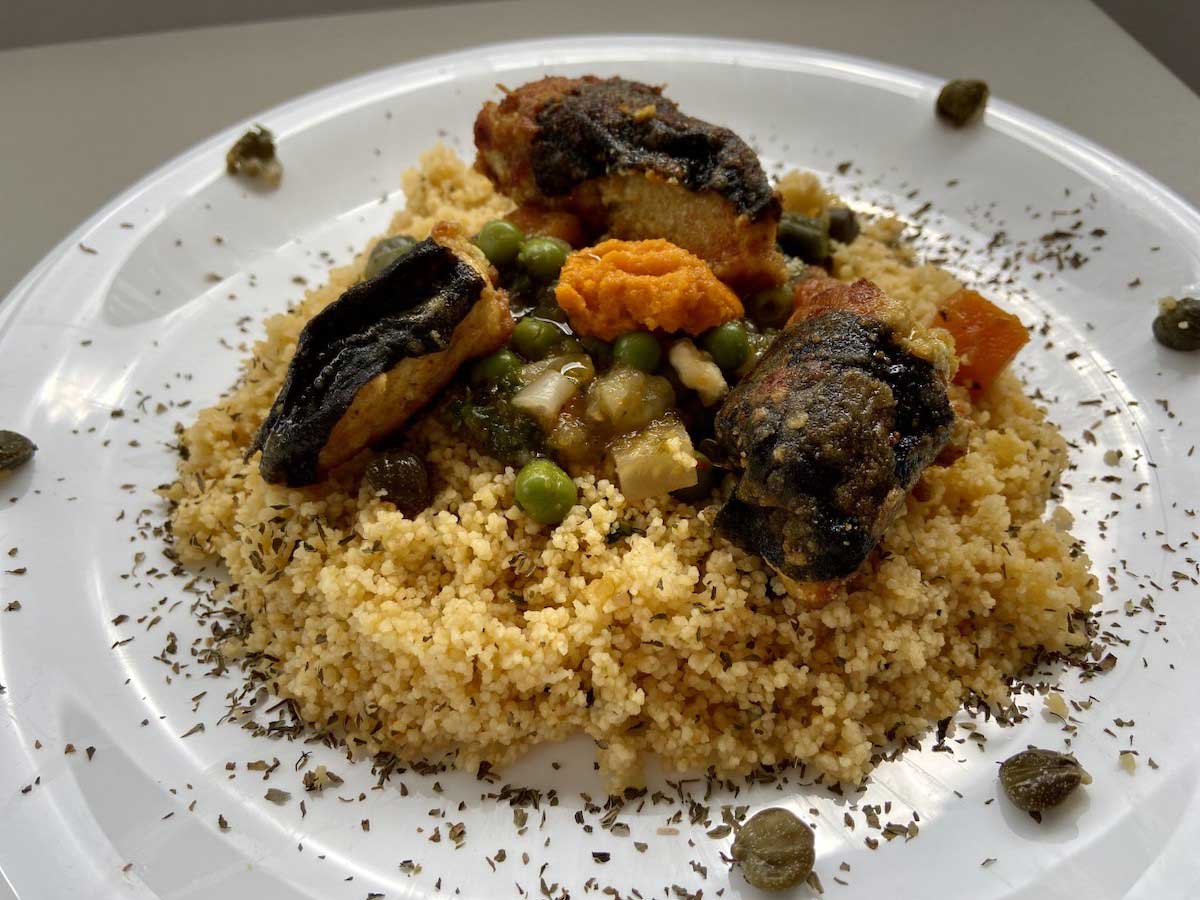 Primissimo piano del cous cous di pesce vegano da tre quarti