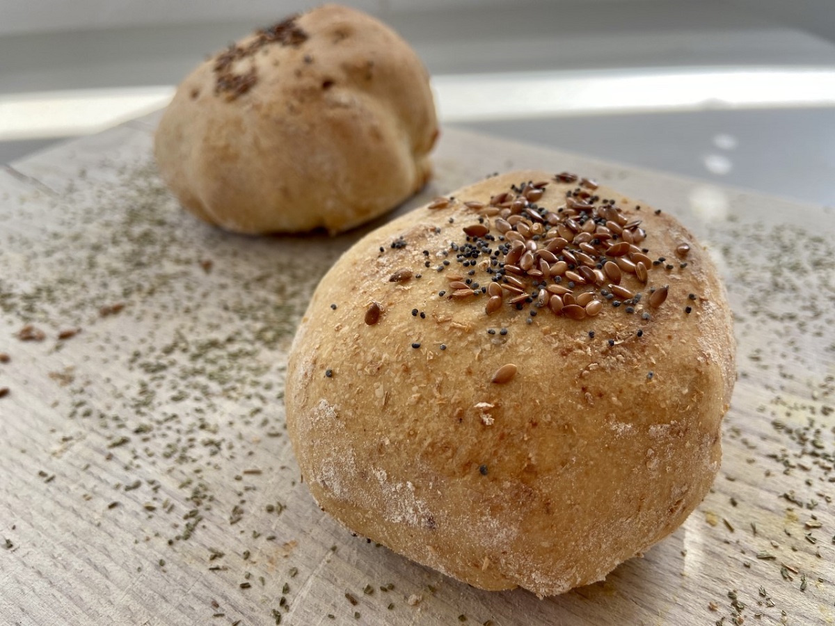 Primissimo piano della torta salata, con la besciamella vegana che cola