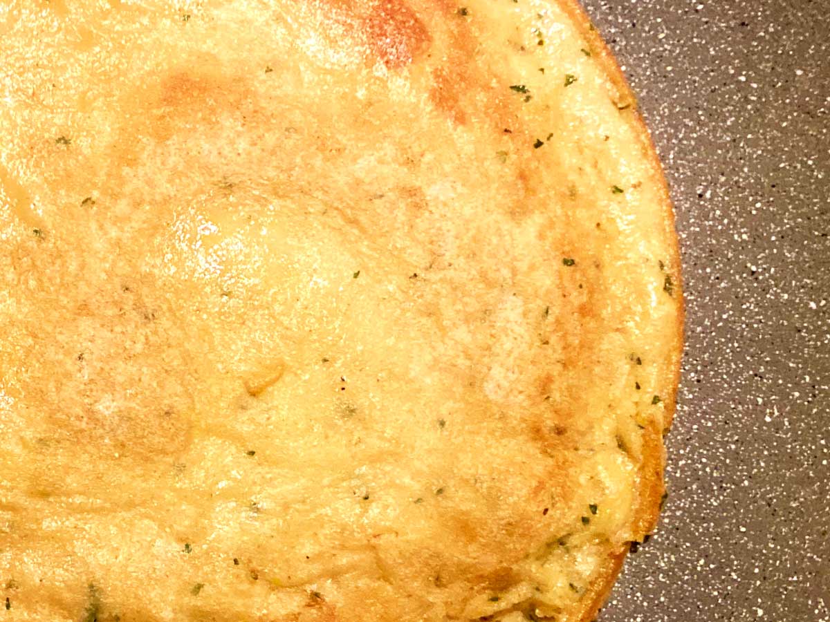 Farifrittata dentro la padella, subito dopo la fine della cottura