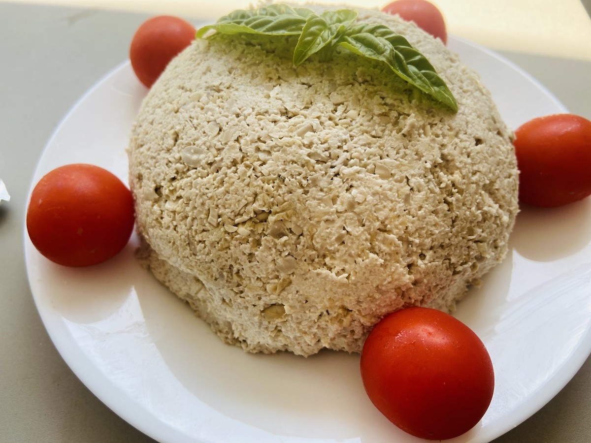 Primo piano di una forma di Formaggio vegano spalmabile