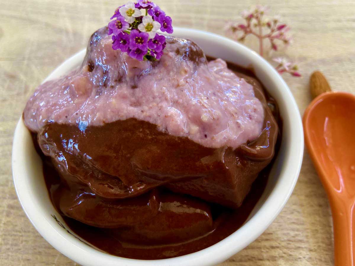 Primo piano di una coppa di gelato su di un tagliere