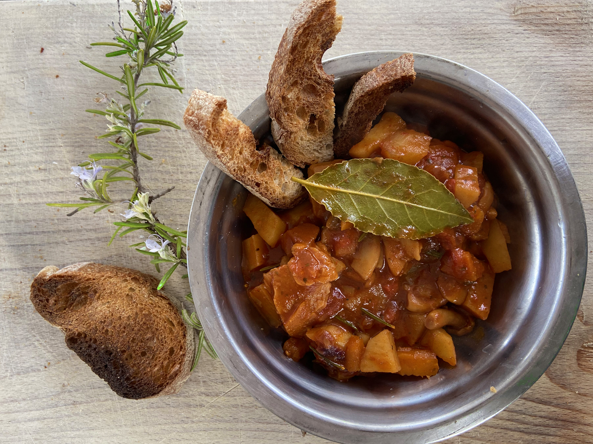 Scodella di Gulash vegano vista dall'alto