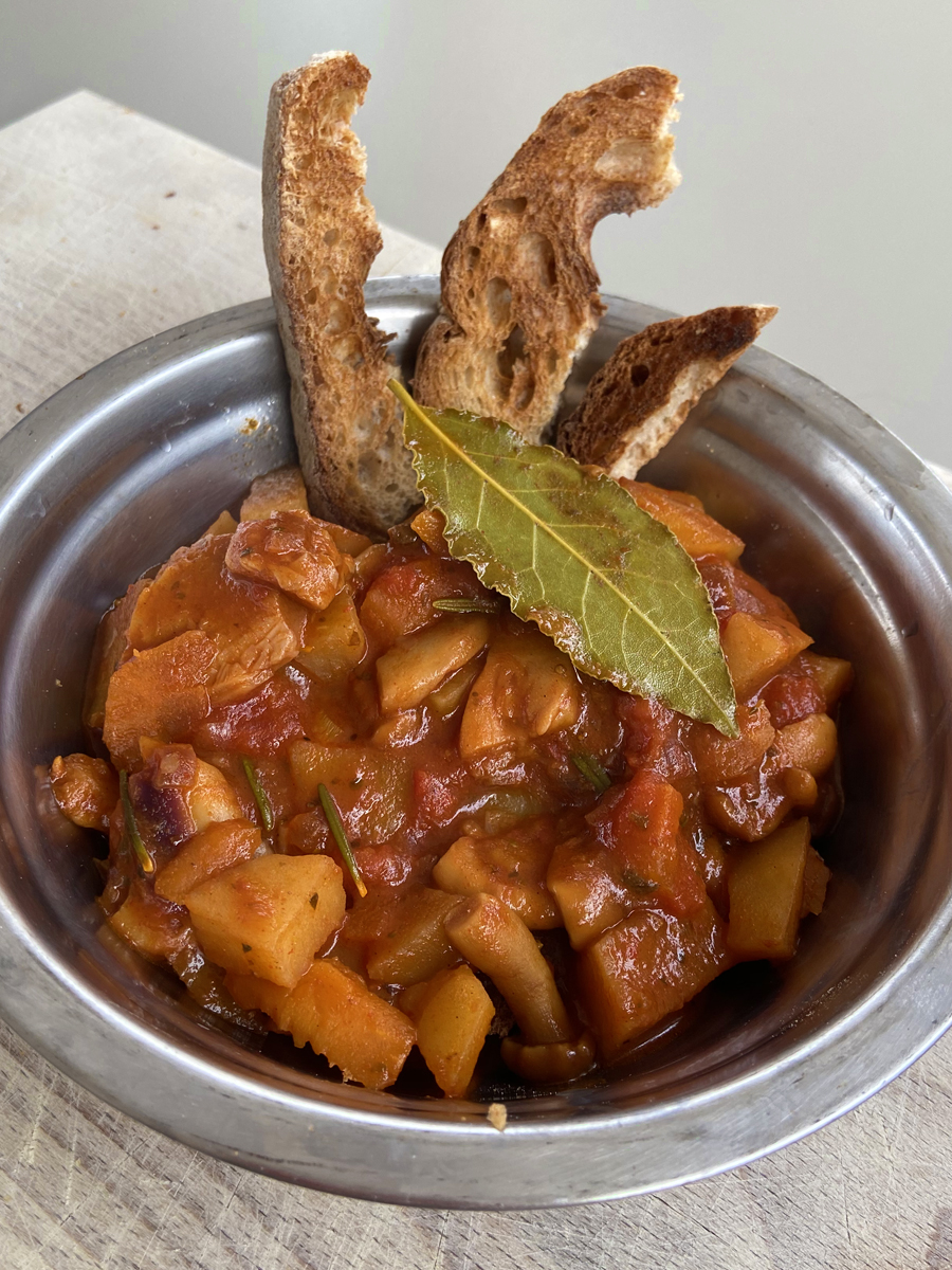 Scodella di Gulash vegano vista da tre quarti