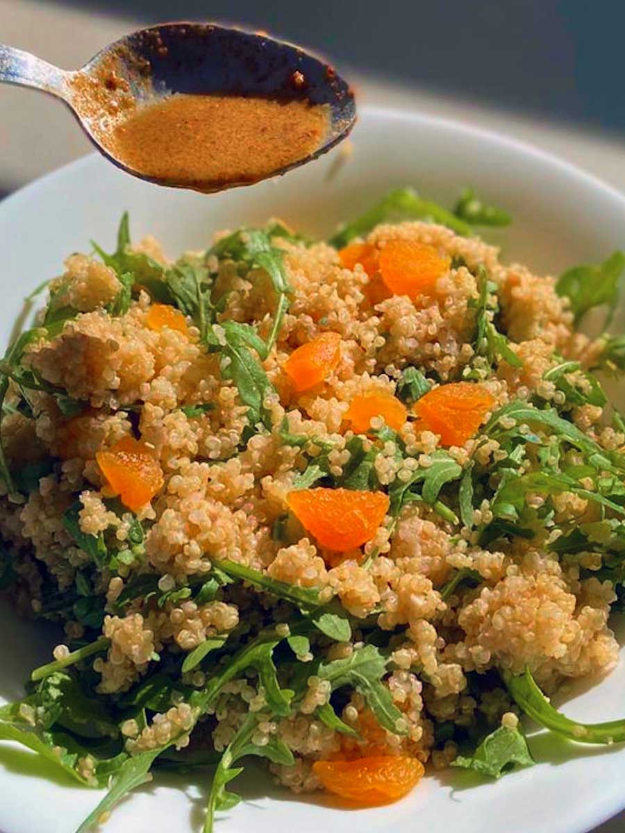 Primo piano della salsa e della quinoa