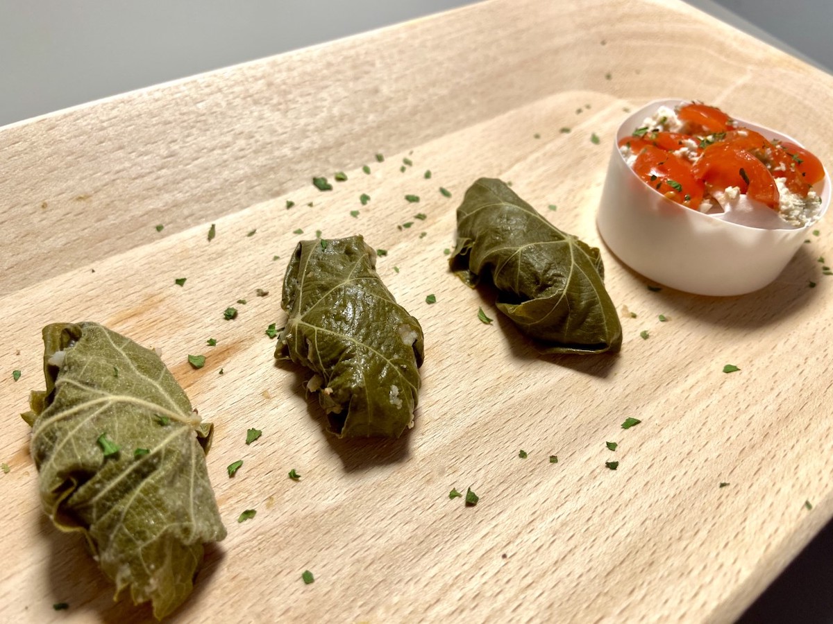 Tre involtini di foglie di vite e la salsa vinaigrette visti da tre quarti