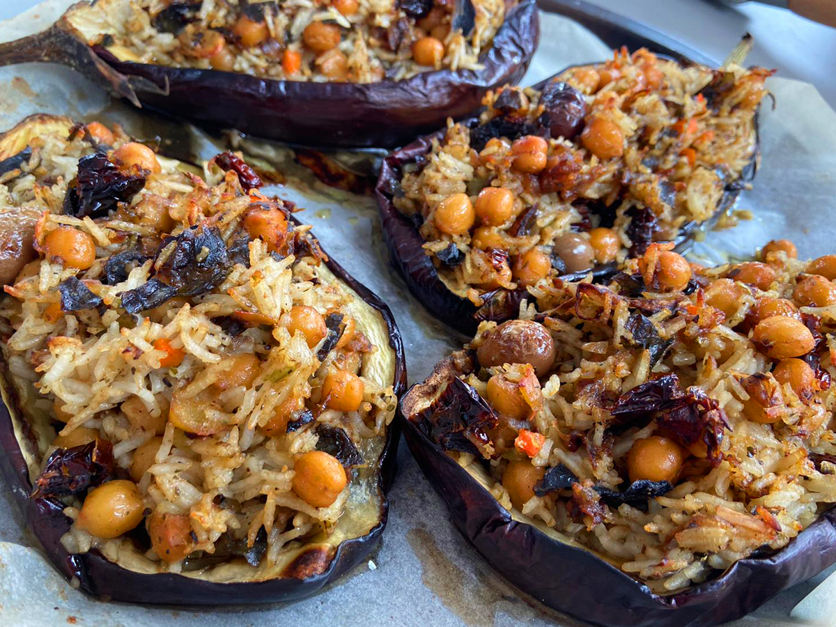 Primissimo piano di quattro melanzane e del loro ripieno