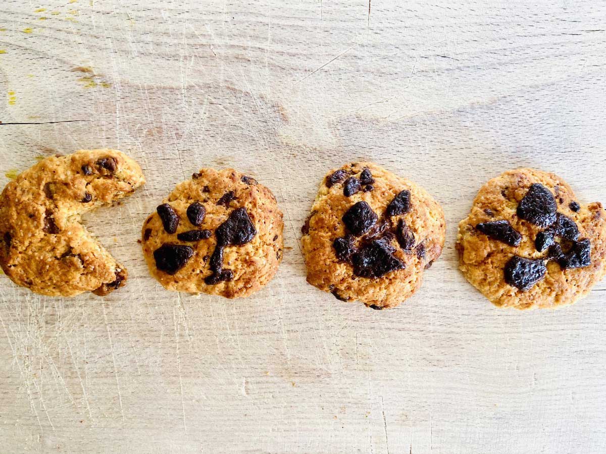 Foto divertente: un Pac Mann cookies 'rincorre' altri tre cookies circolari