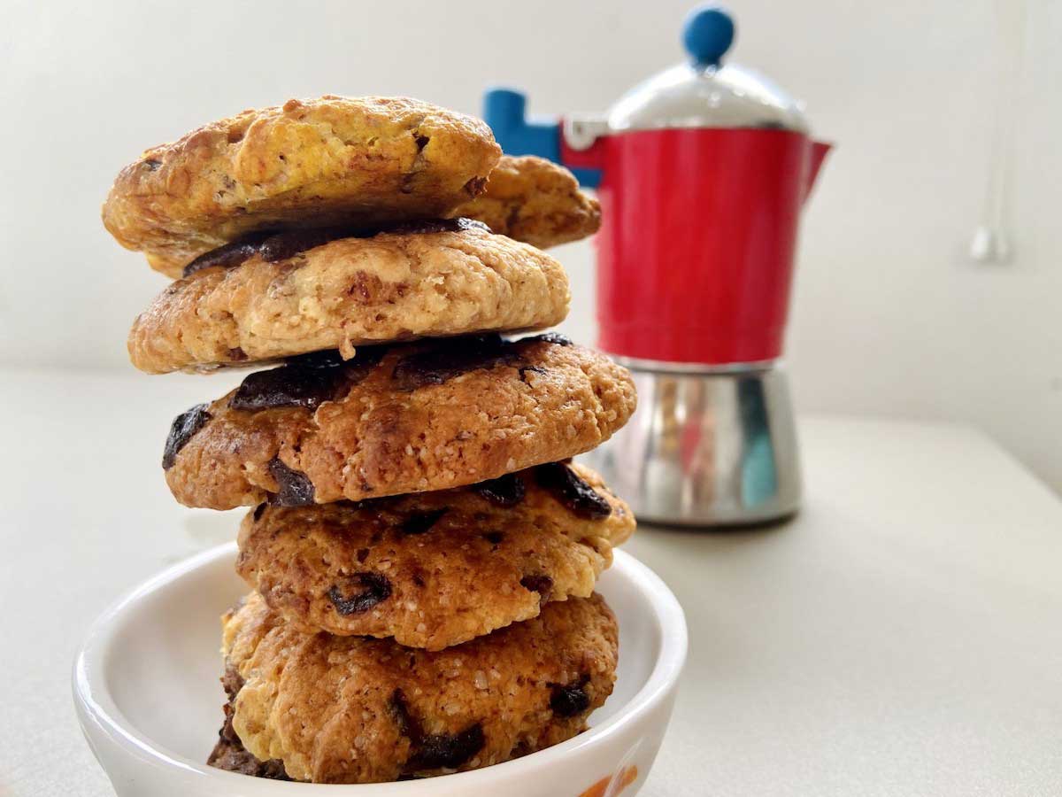 Serie di cookies impilati uno sopra l'altro, con una caffettiera sullo sfondo