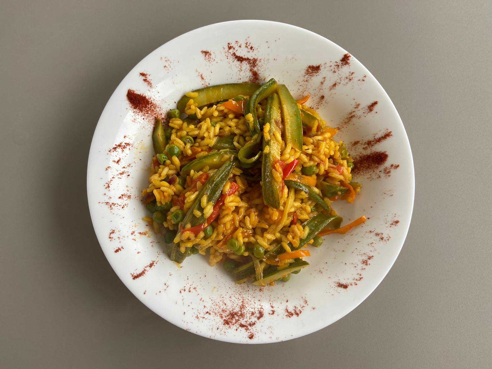 Piatto di Paella Vegetariana visto dall'alto