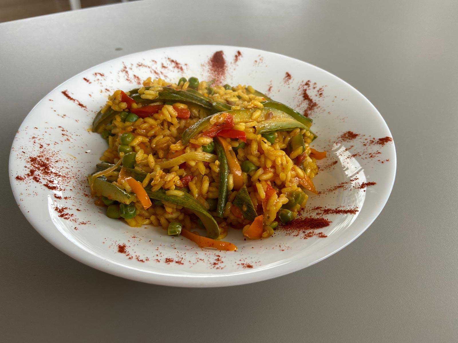 Primissimo piano della Paella Vegetariana