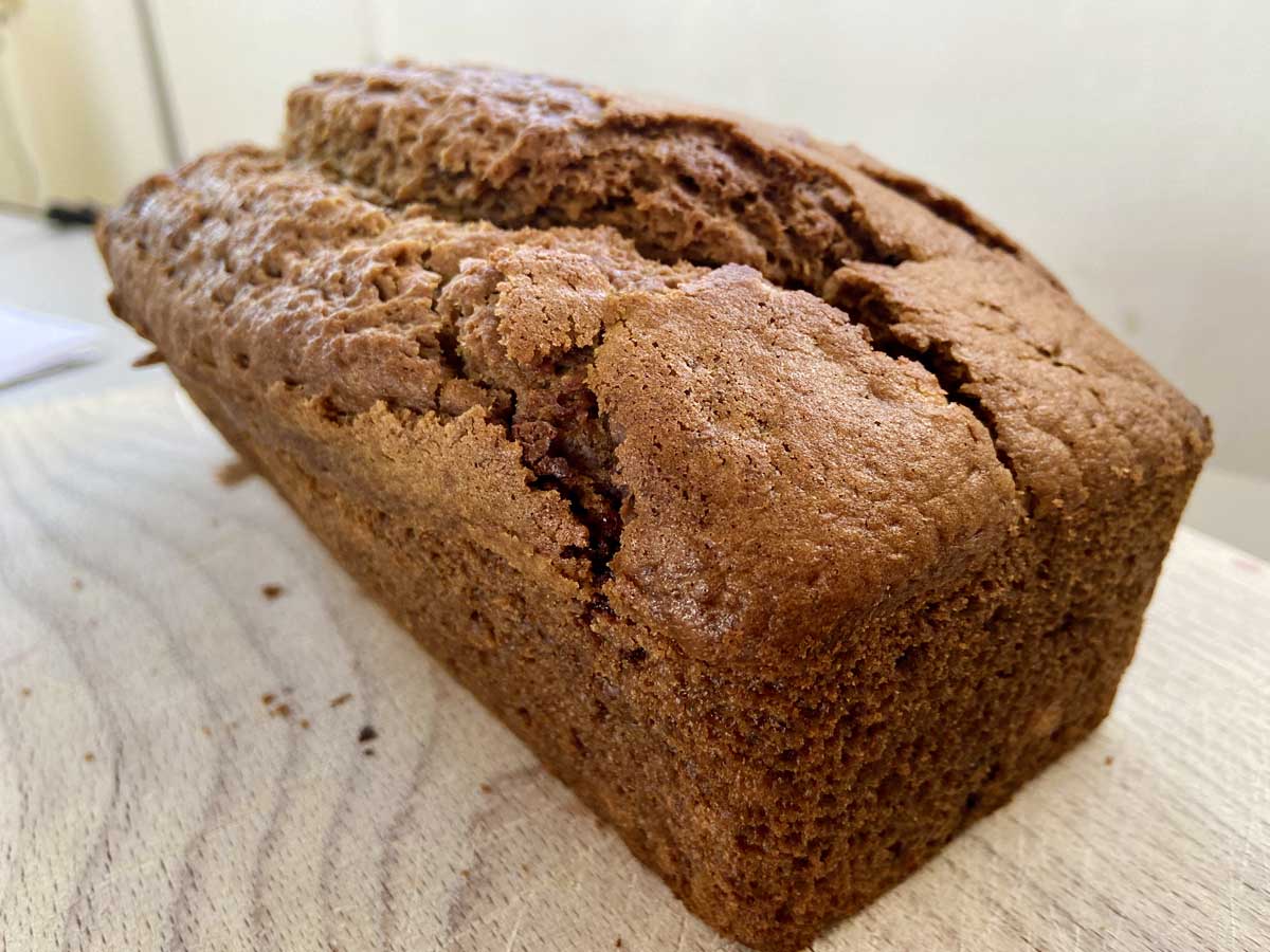 Il plumcake vegano al caffè appena tolto dalla forma, visto da tre quarti