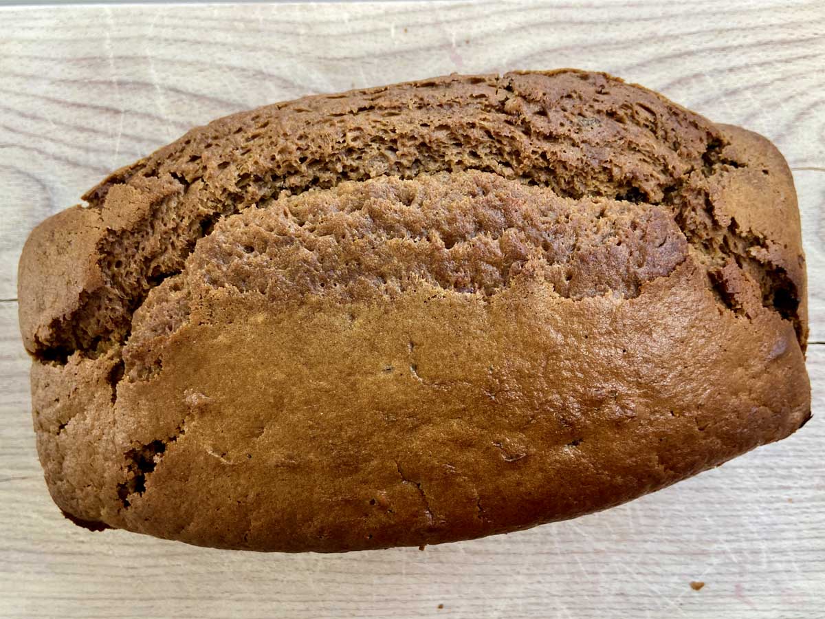 Il plumcake vegano al caffè appena tolto dalla sua forma, visto dall'alto