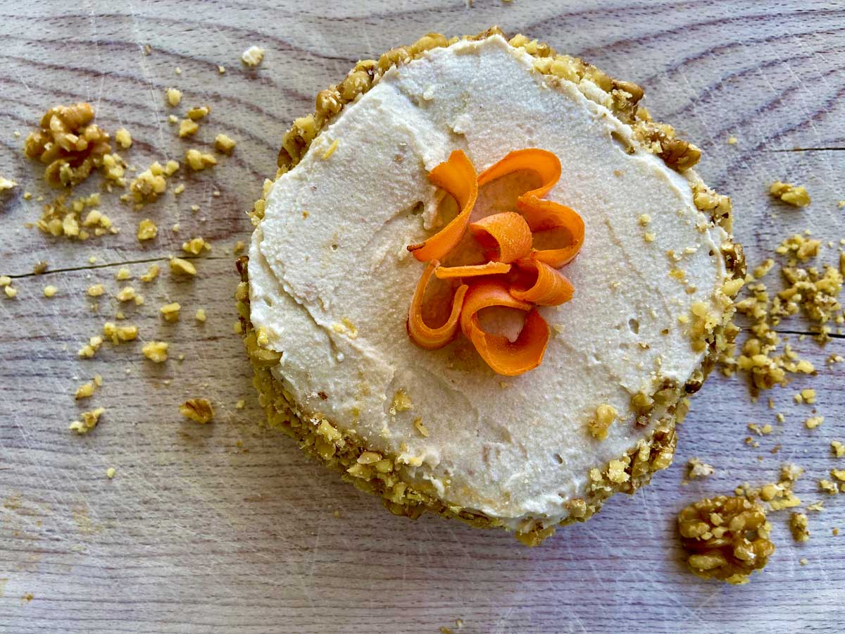 Raw carrot cake intera vista dall'alto