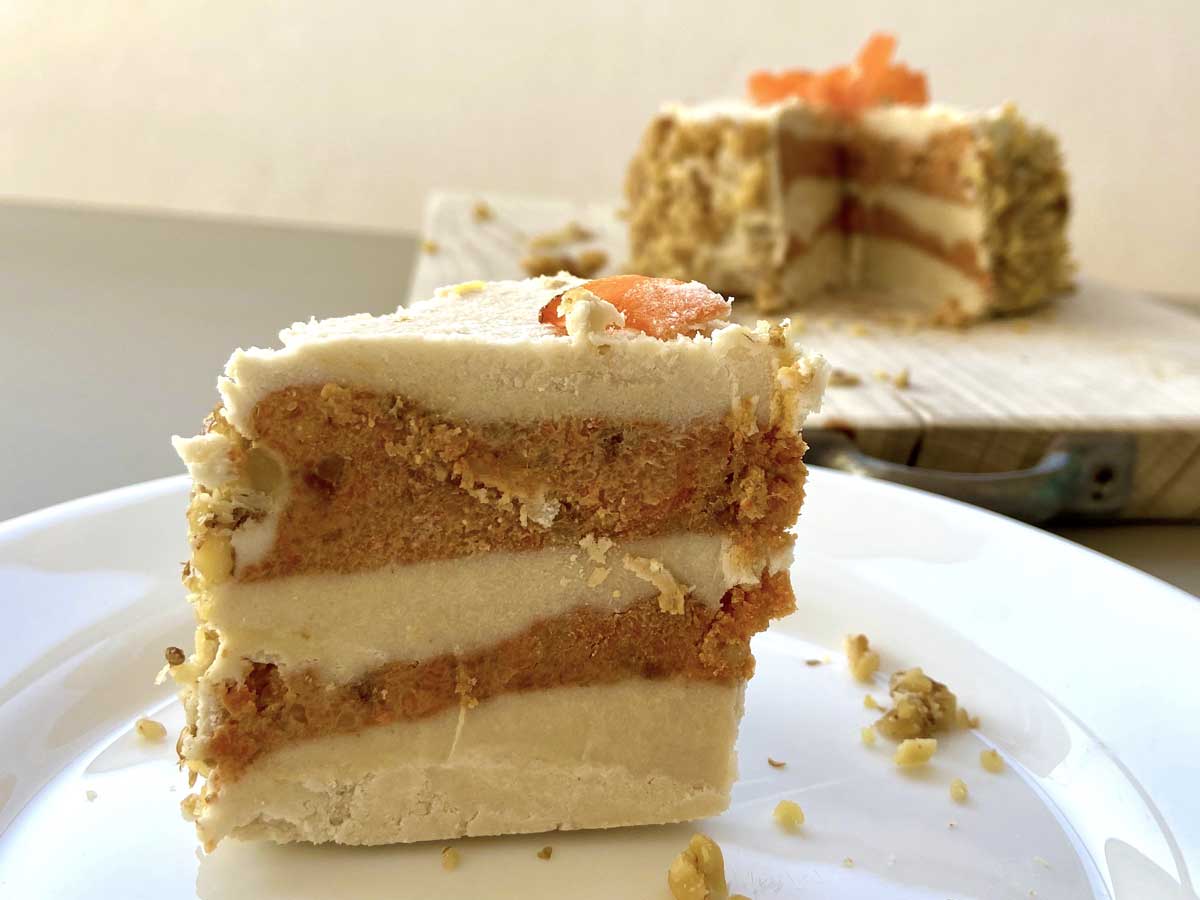 Una fetta di raw carrot cake multistrato