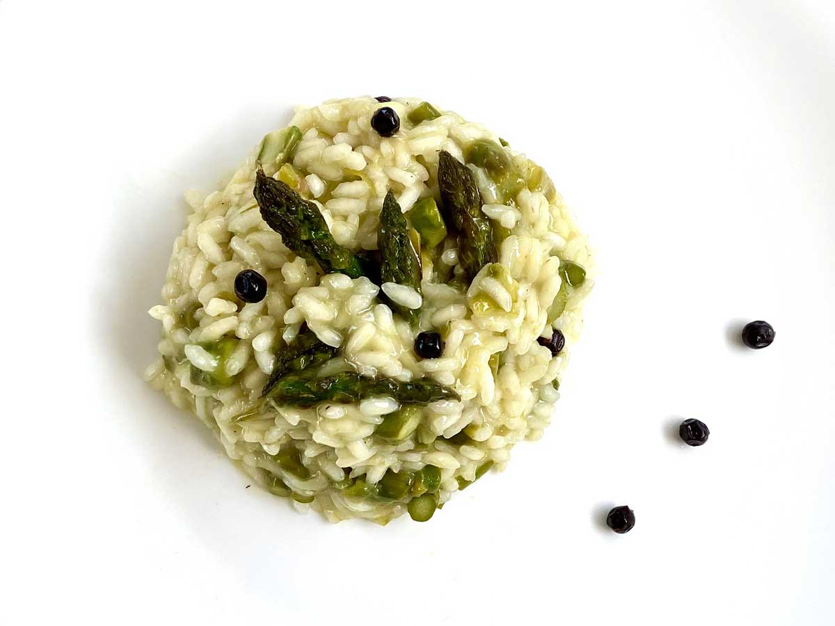 Risotto agli asparagi con ginepro visto dall'alto