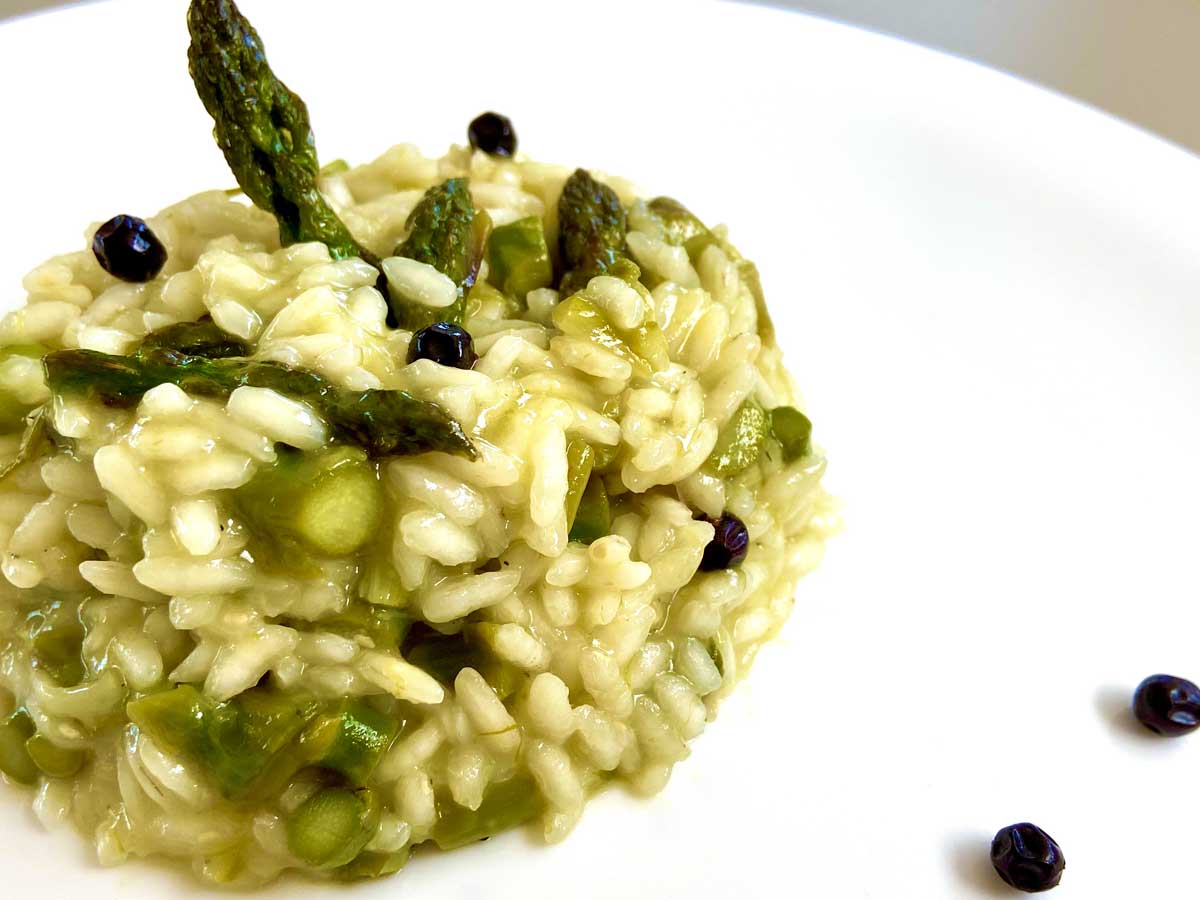 Primo piano del risotto agli asparagi con ginepro
