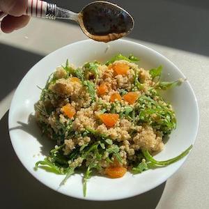 Ricetta insalata di quinoa fredda e salsa di sesamo