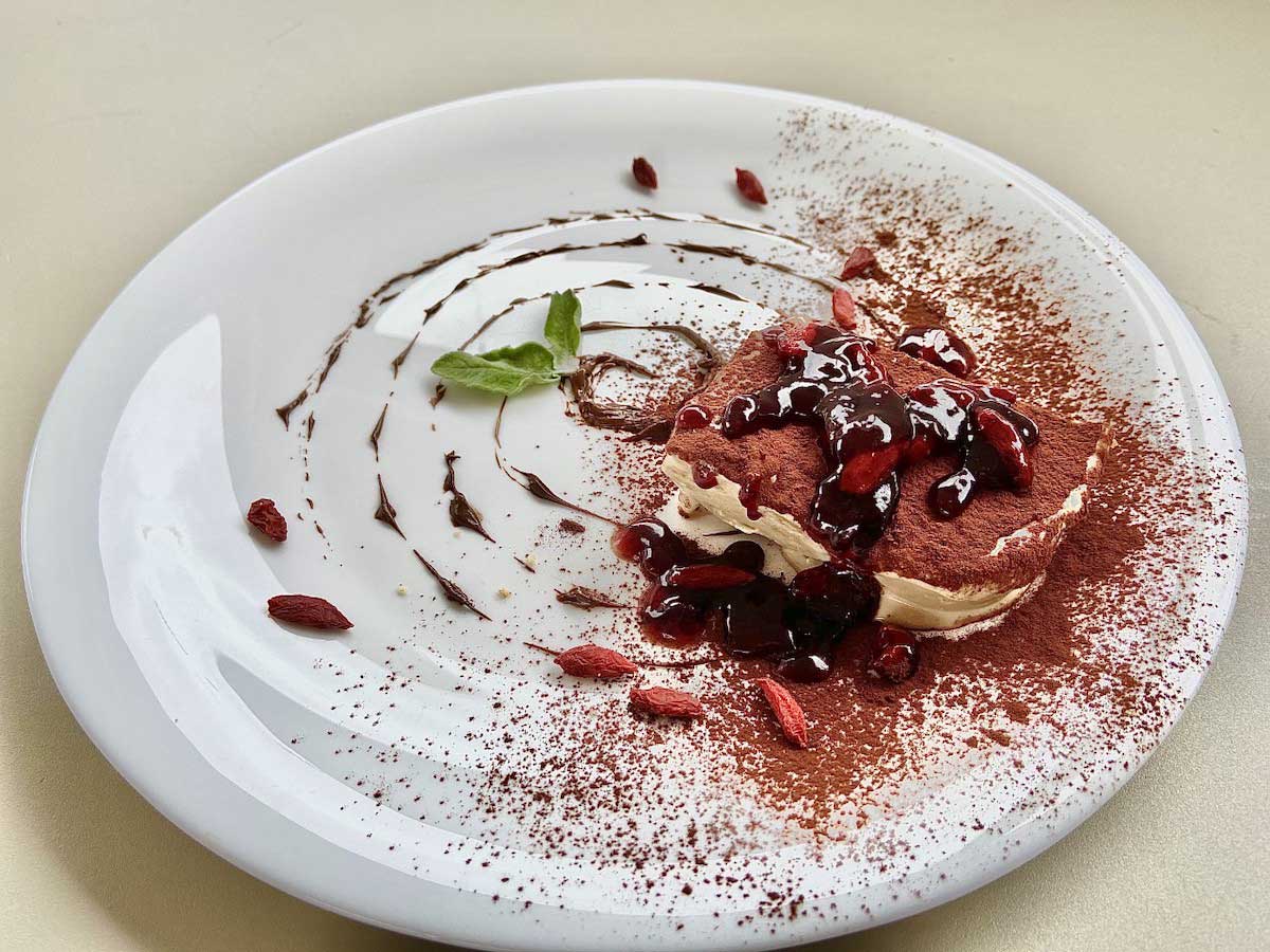 Piatto con semifreddo vegano al caffè visto da tre quarti