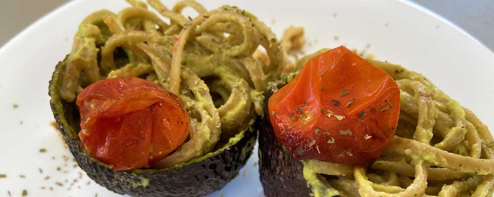 Pesto di avocado e limone con pomodorini agrodolci