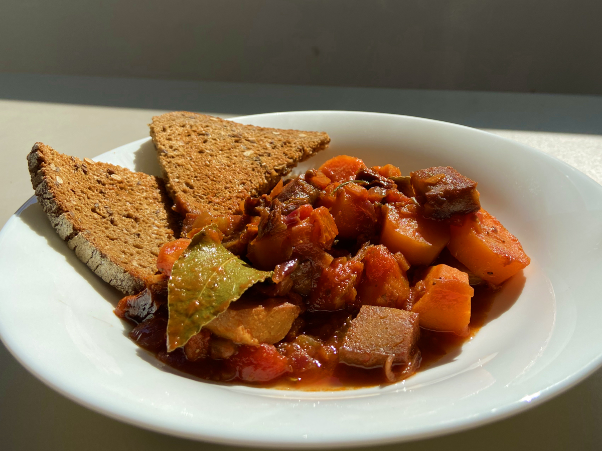 Primo piano della spezzatino vegano da tre quarti