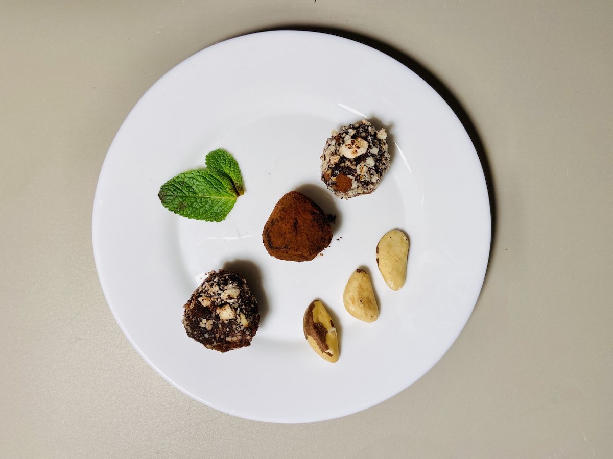 Tre tartufi al cacao in un piatto, visti dall'alto