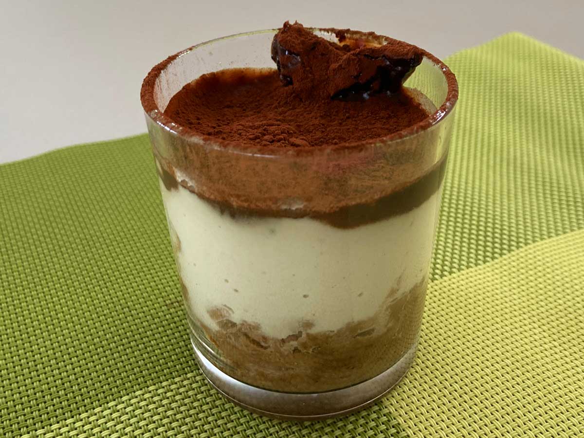 Primissimo piano di un bicchiere di Tiramisù visto da tre quarti