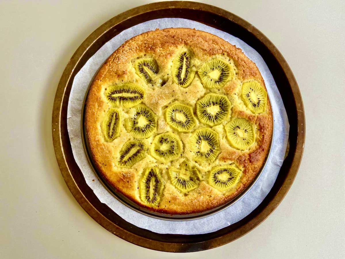 Torta di kiwi intera dentro alla teglia